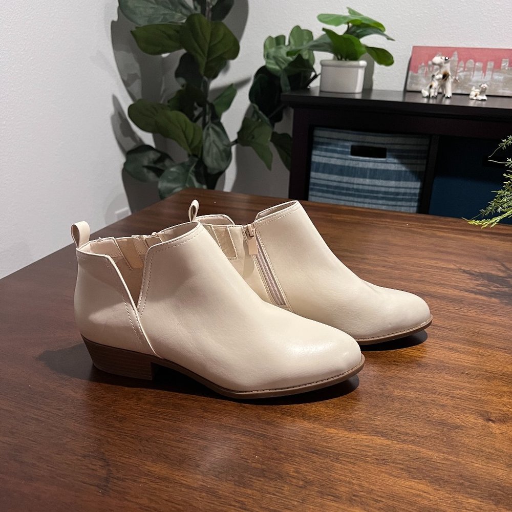 Torrid 9.5WW Cream Booties